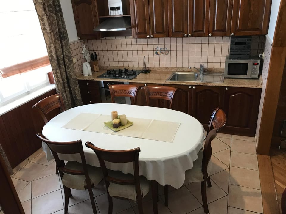 Kitchen or kitchenette, Dining area, stove