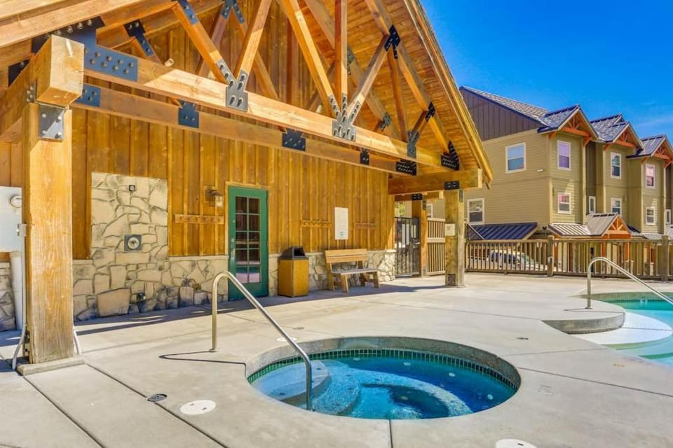 Collins Lake #112 House in Clackamas County