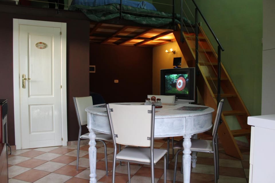 Communal lounge/ TV room, Bathroom, Coffee/tea facilities, Kitchen or kitchenette, Living room, Bedroom