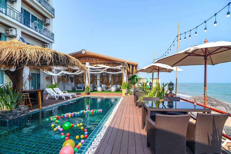 Restaurant/places to eat, Swimming pool, Sunrise