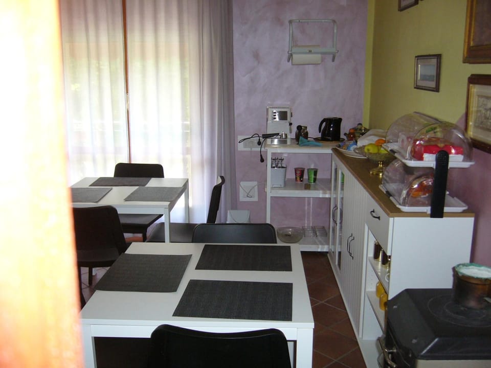 Coffee/tea facilities, Living room, Food and drinks, Dining area, Food, Breakfast