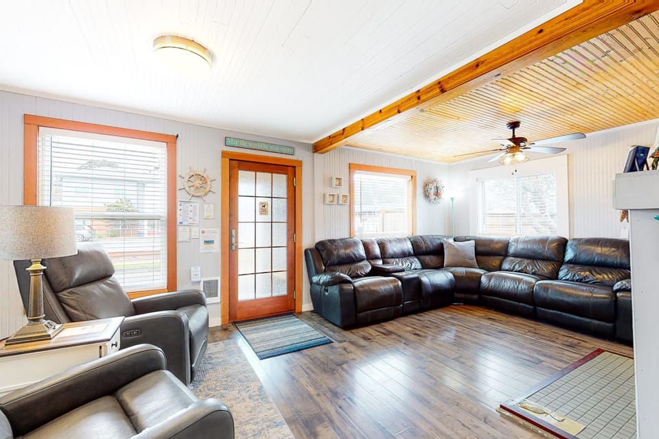 Ocean Shells Cottage House in Rockaway Beach