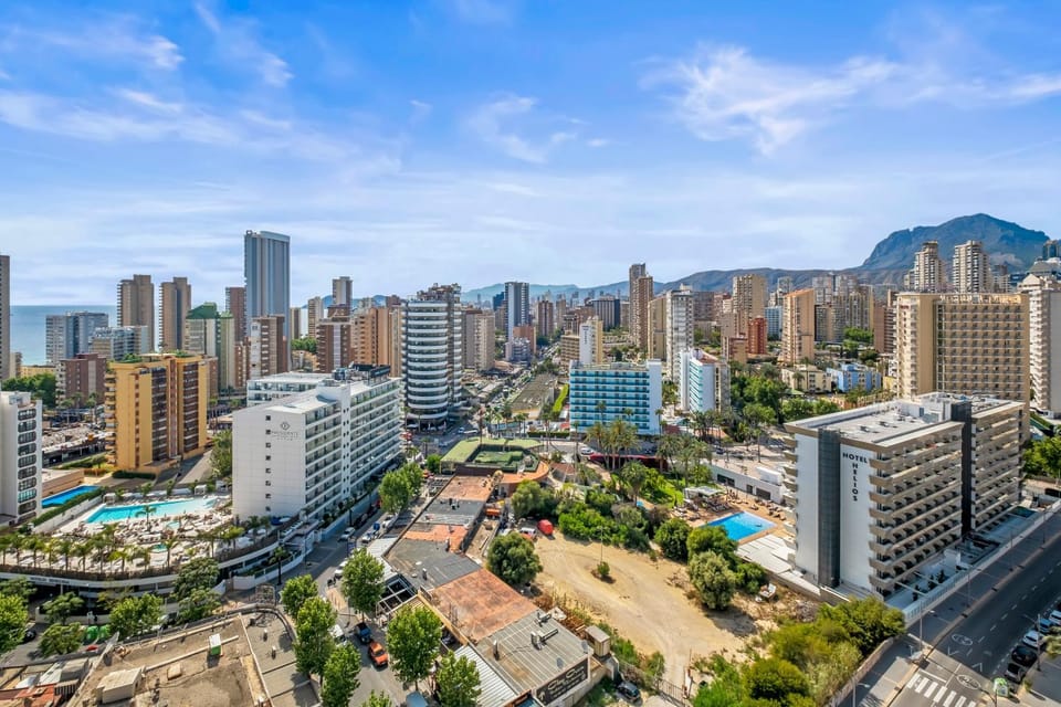 Nearby landmark, Off site, Neighbourhood, Natural landscape, Beach, City view, Mountain view, Sea view, Location