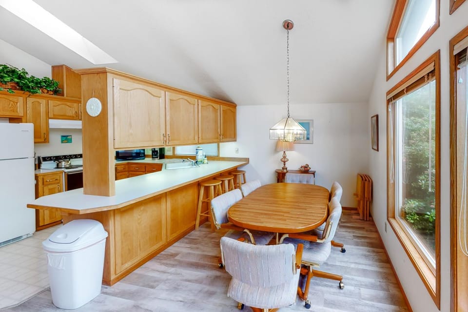 Captain Bill's Beachhouse House in Devils Lake