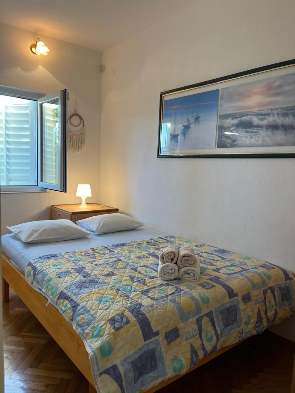 Bed, Bedroom, towels