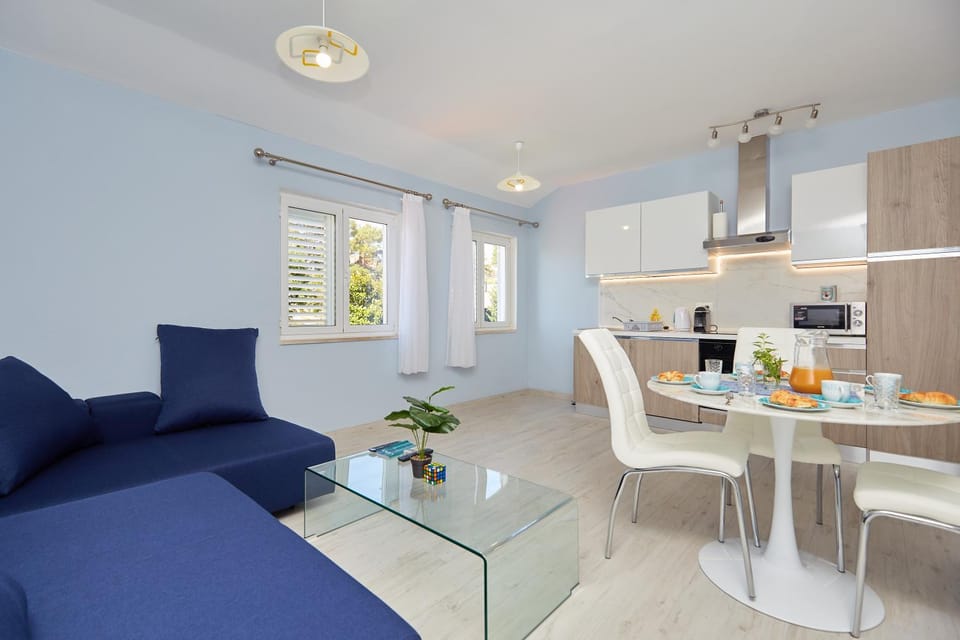 Kitchen or kitchenette, Living room, Dining area