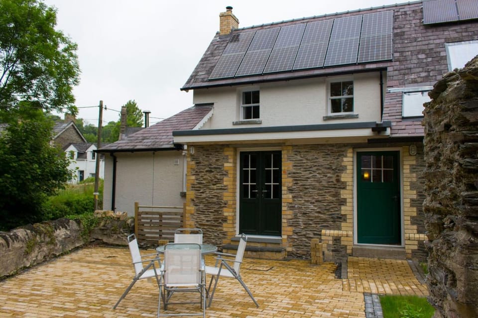 Property building, Patio, Balcony/Terrace