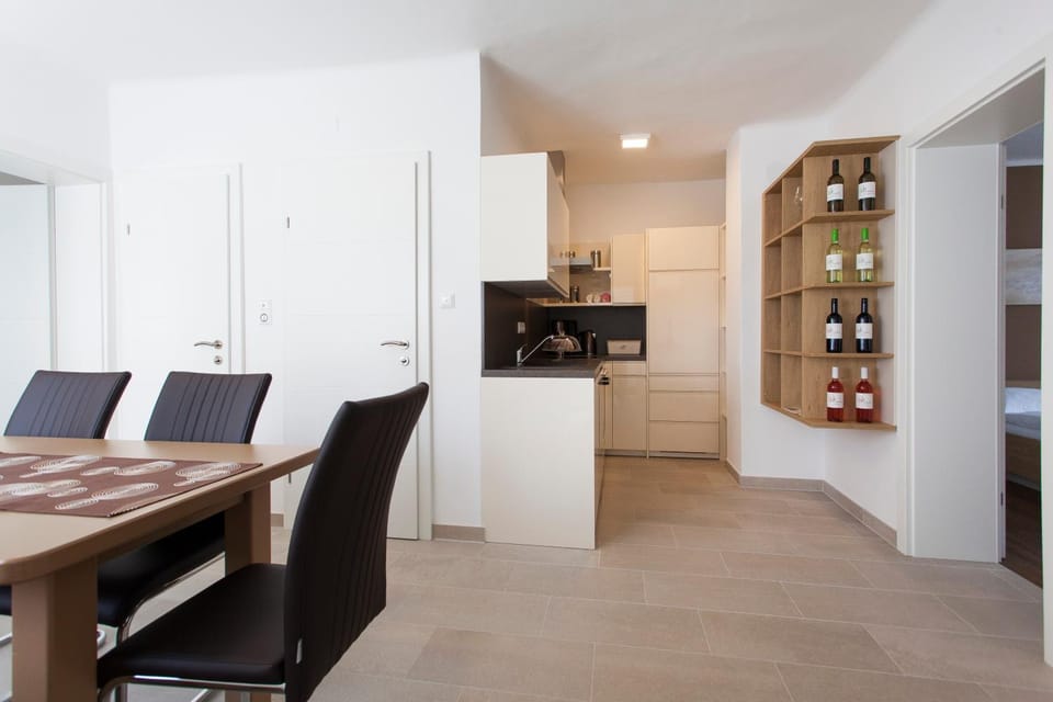Coffee/tea facilities, Kitchen or kitchenette, Dining area