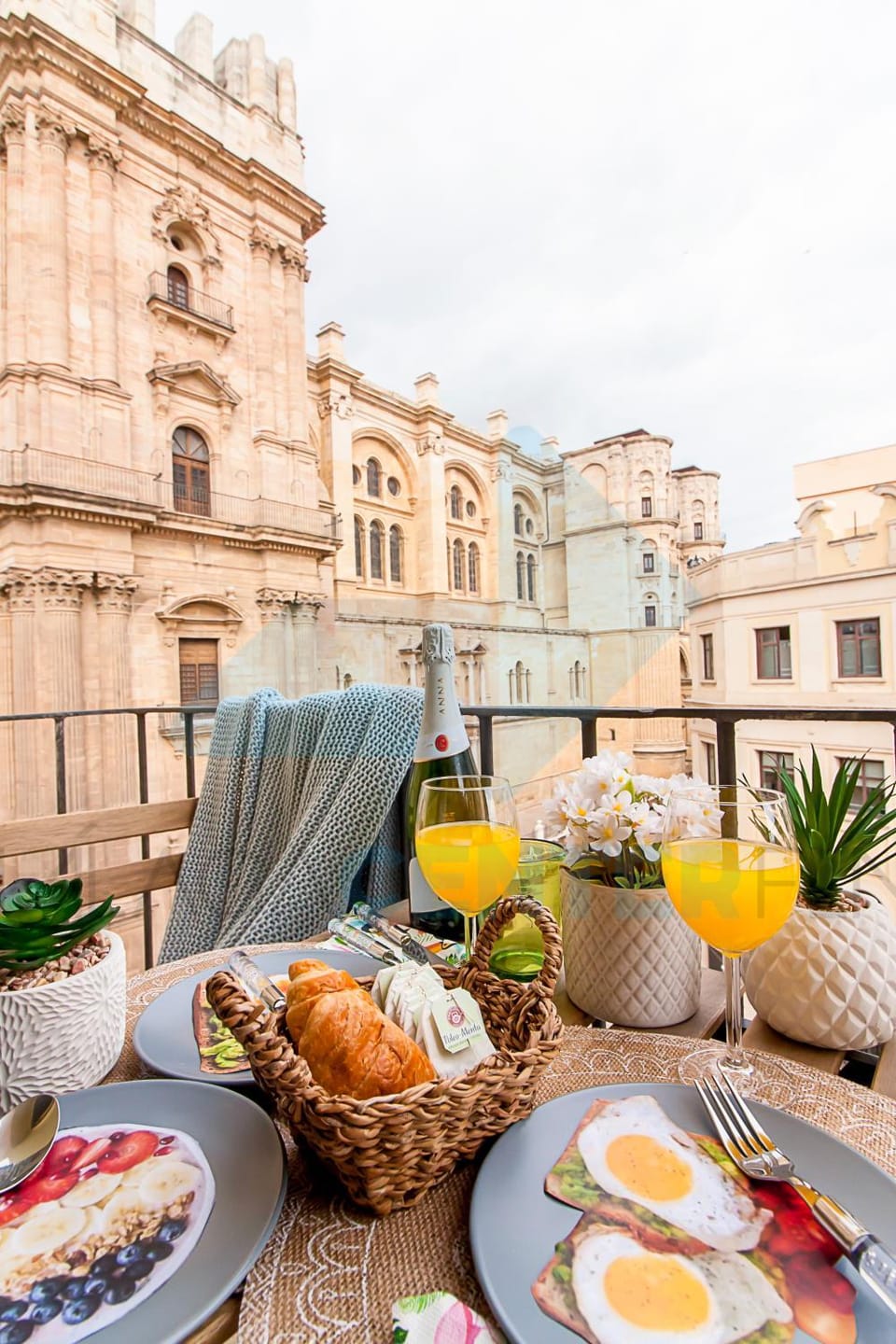 Nearby landmark, Balcony/Terrace, Dining area, City view, Landmark view, Street view