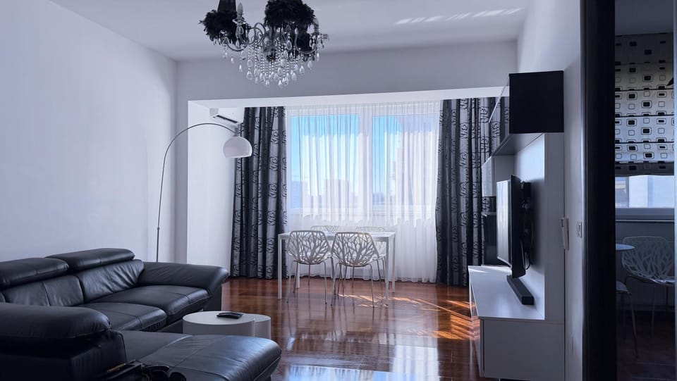 Bed, TV and multimedia, Living room, Seating area, Dining area, Family, air conditioner