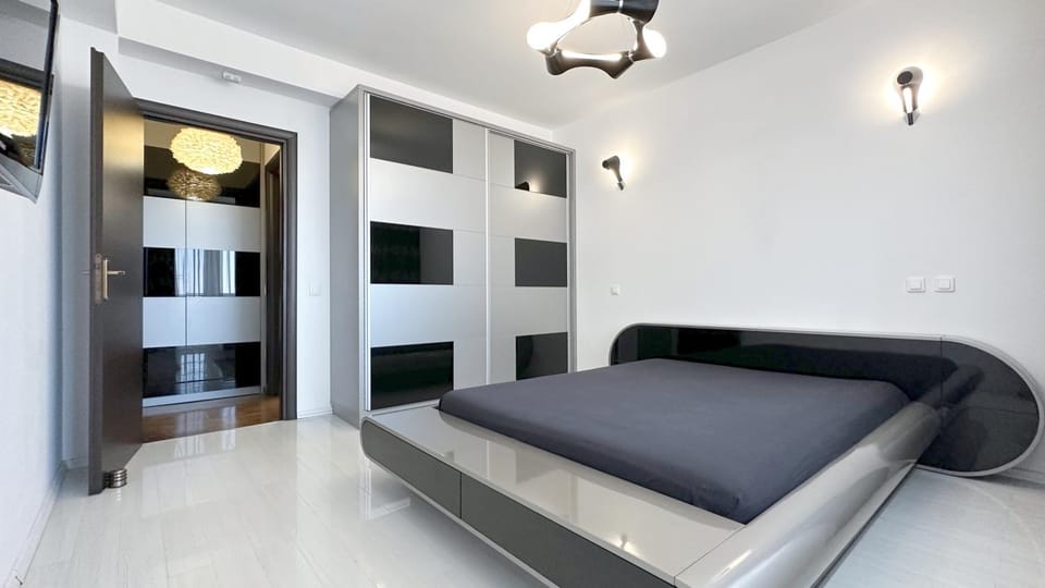 Photo of the whole room, Bedroom, wardrobe