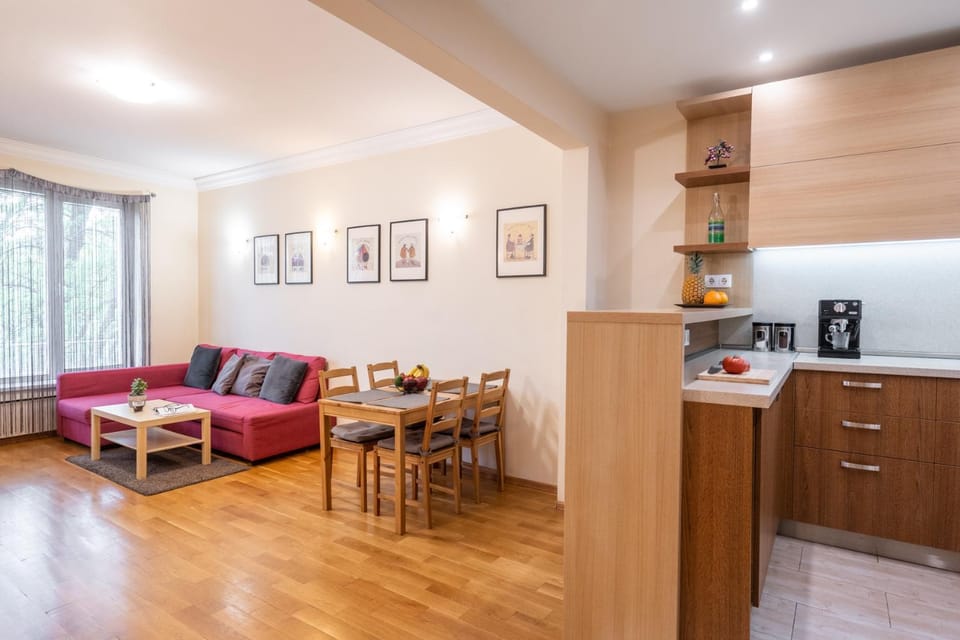 Kitchen or kitchenette, Living room, Seating area, Dining area