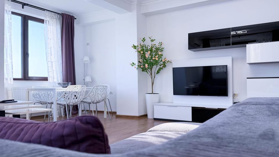 TV and multimedia, Living room, Photo of the whole room, Seating area, Dining area, Family