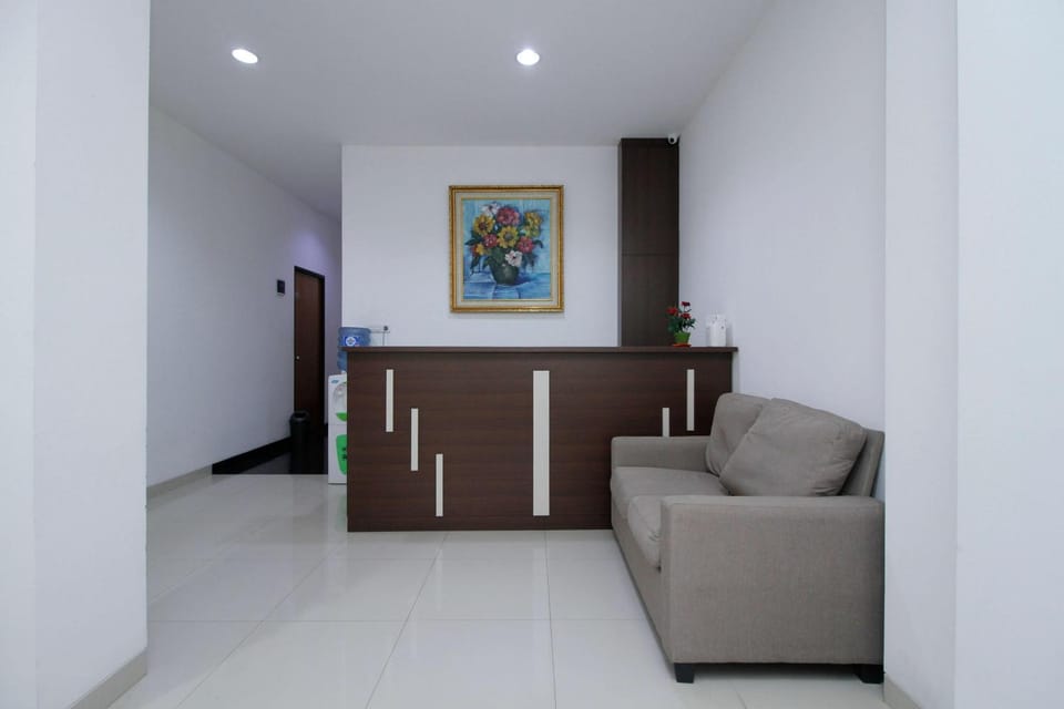 RedDoorz Plus near Plaza Indonesia Bed and Breakfast in Jakarta