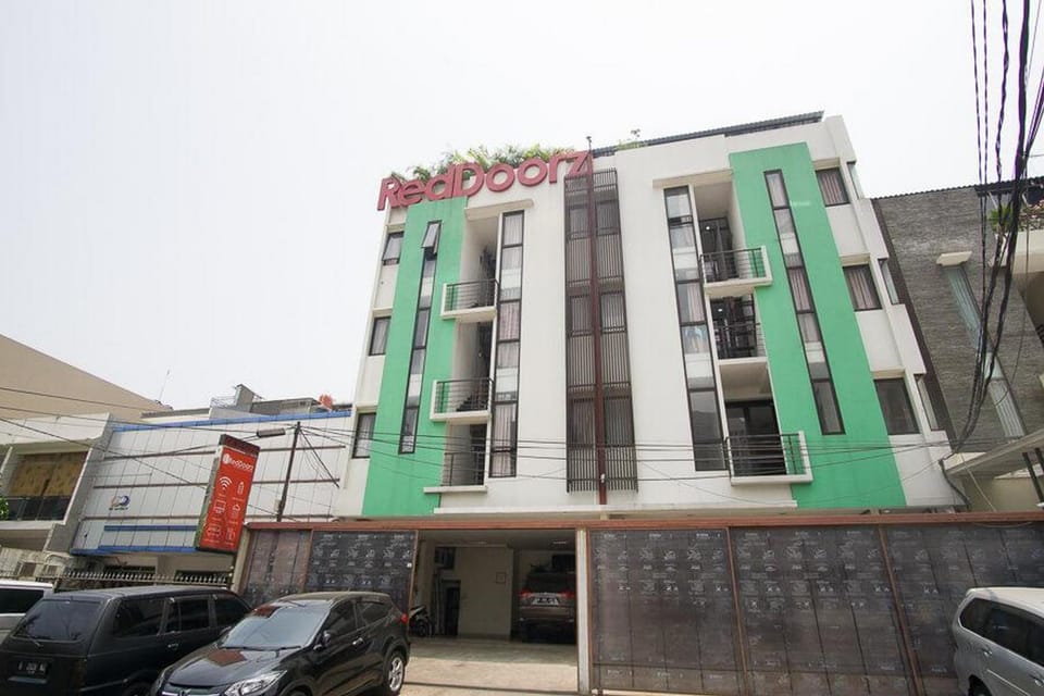 RedDoorz Plus near Plaza Indonesia Bed and Breakfast in Jakarta