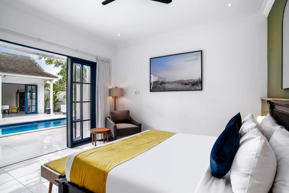 Bed, Photo of the whole room, Seating area, Bedroom