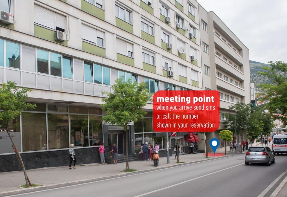 Property building, Restaurant/places to eat, Restaurant/places to eat, Off site, Neighbourhood, On-site shops, Supermarket/grocery shop