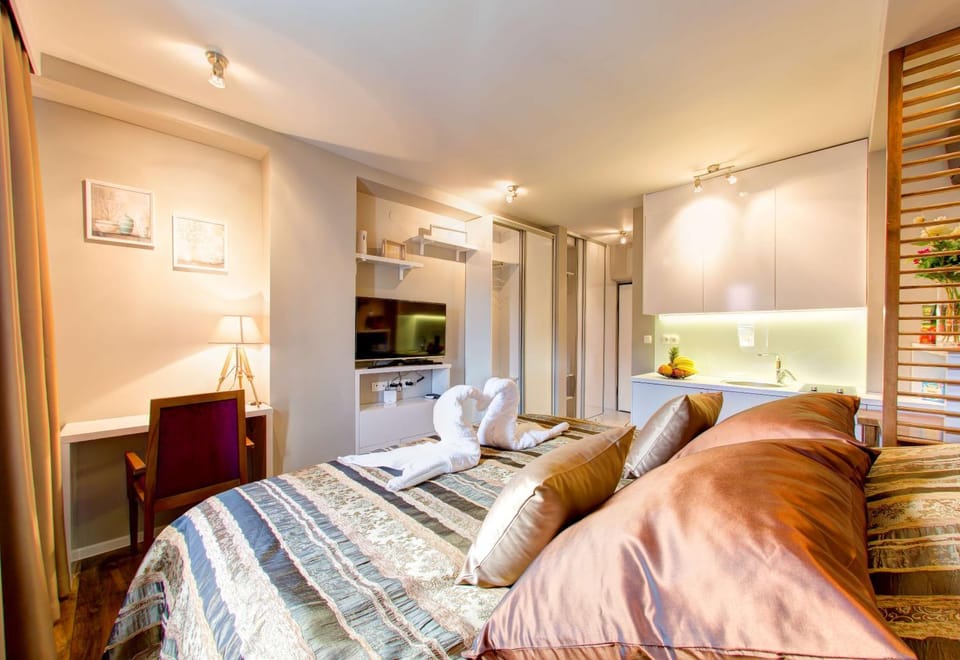 Bed, TV and multimedia, Coffee/tea facilities, Kitchen or kitchenette, Living room, Seating area, Dining area, Bedroom, On site