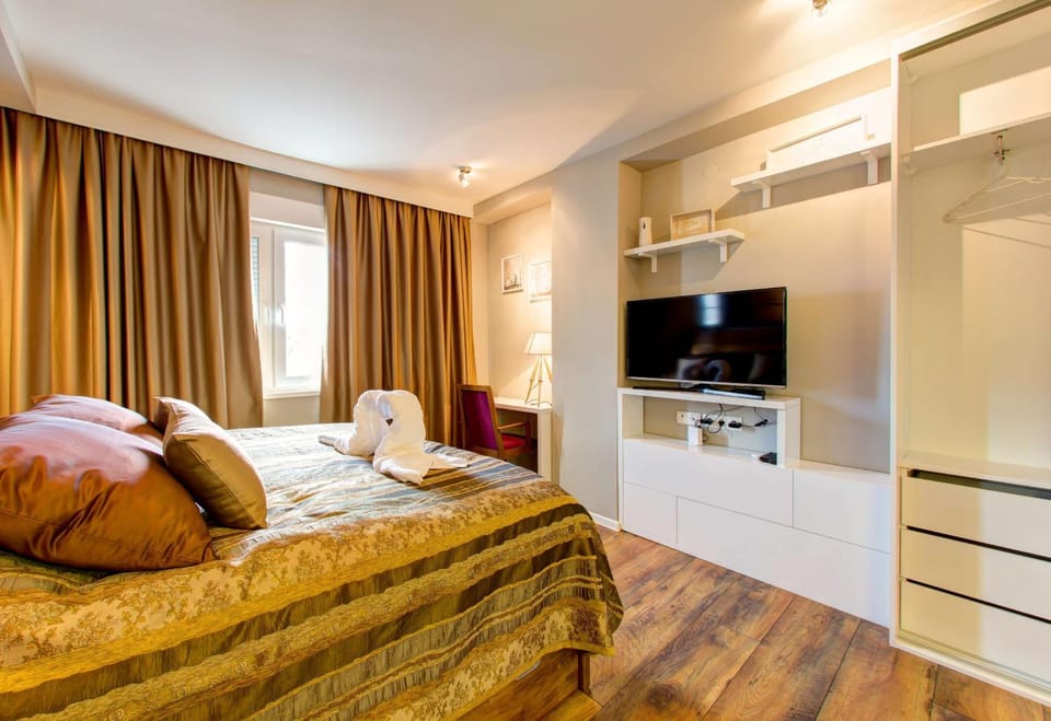 Bed, TV and multimedia, Living room, Seating area, Bedroom, On site