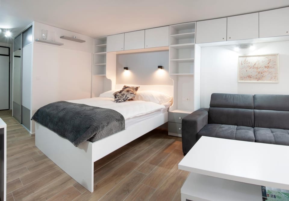 Bed, Day, Seating area, Bedroom, Autumn, On site