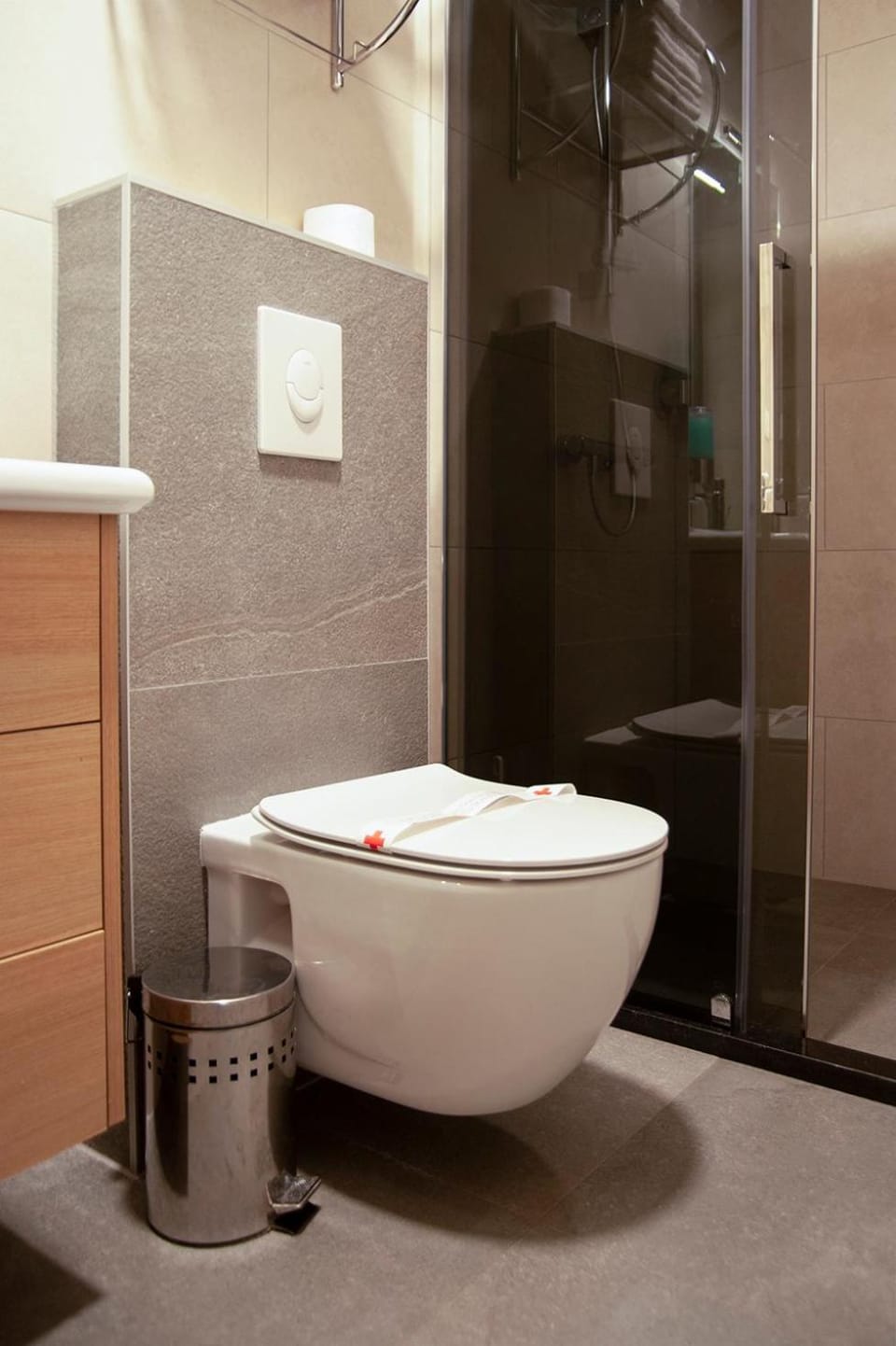 Shower, Toilet, Day, Bathroom, Autumn, On site
