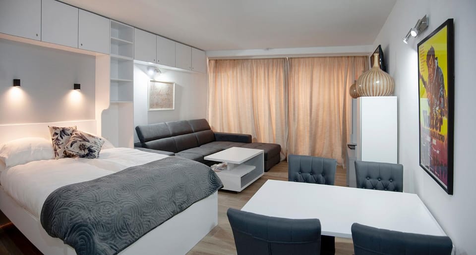 Bed, Day, TV and multimedia, Living room, Photo of the whole room, Seating area, Dining area, Bedroom, Autumn, On site