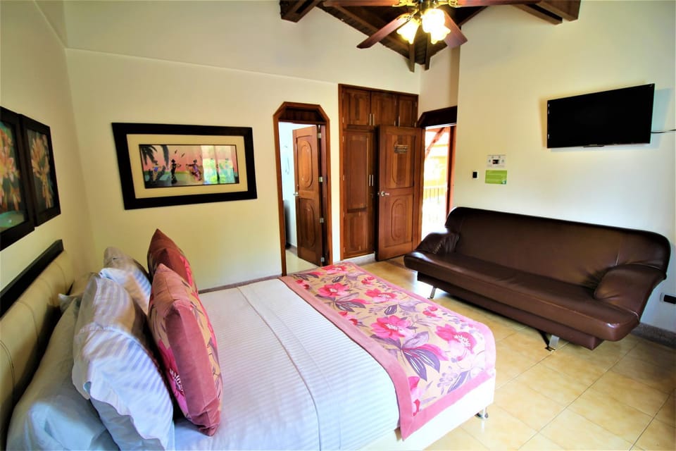 Bed, TV and multimedia, Photo of the whole room, Bedroom