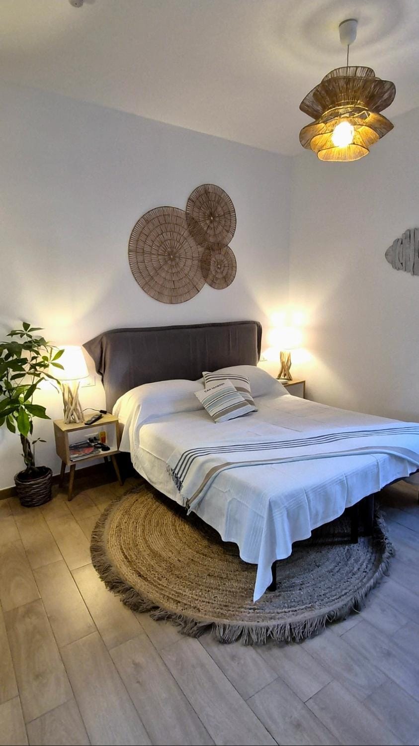 Bed, TV and multimedia, Photo of the whole room, Decorative detail, Bedroom, heating, internet, safe, air conditioner