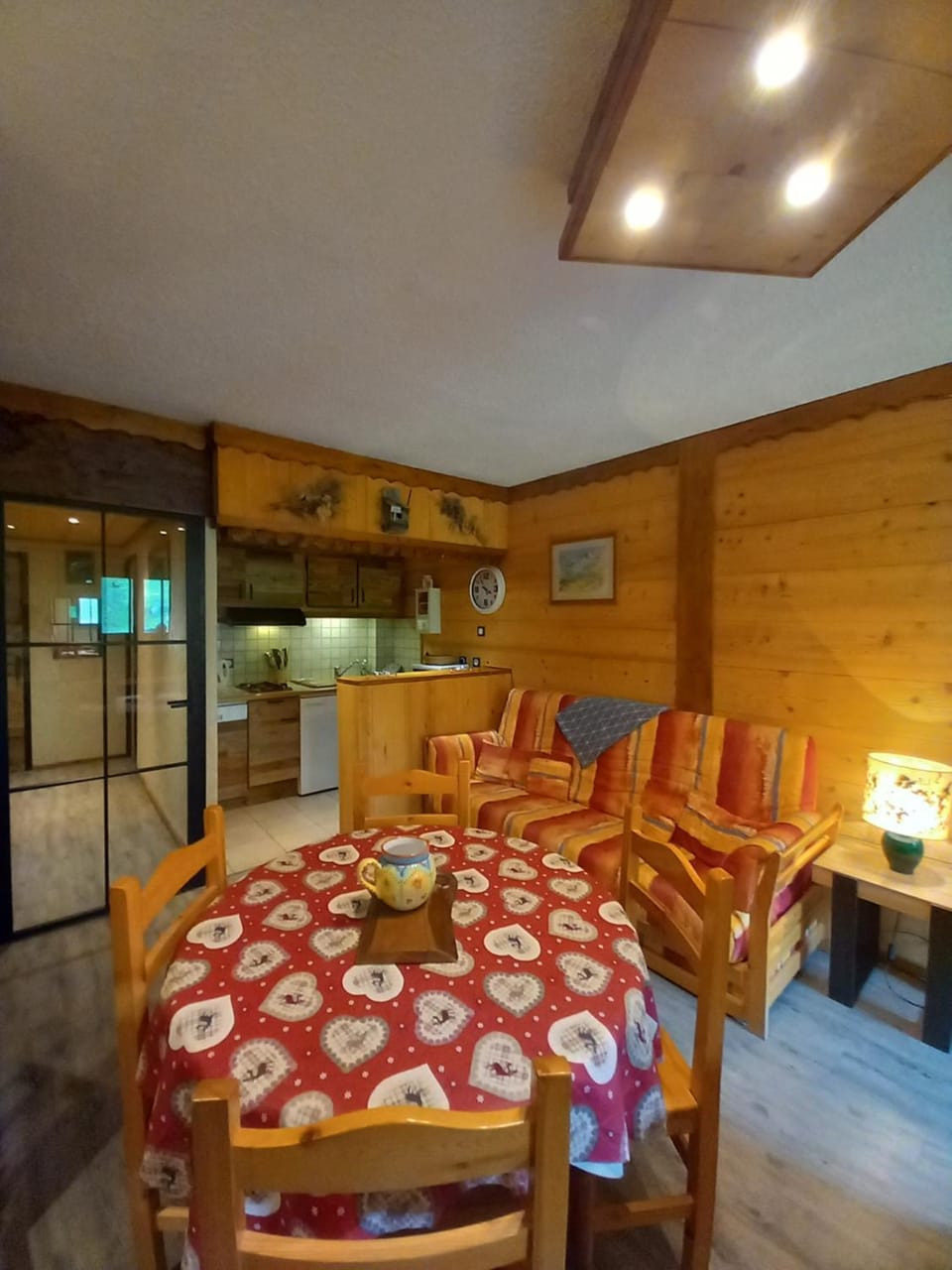 Kitchen or kitchenette, Seating area, Dining area