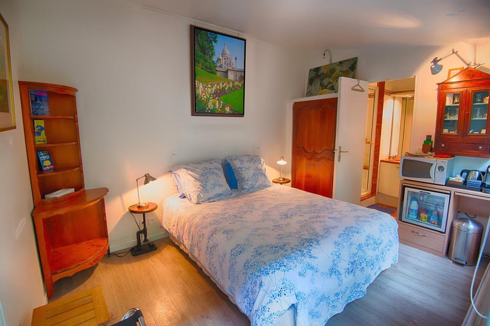 Shower, Toilet, Patio, Patio, Communal lounge/ TV room, Bed, People, People, Garden, Library, Bathroom, TV and multimedia, Coffee/tea facilities, Dining area, Bedroom, On site, Swimming pool, Alcoholic drinks, Non alcoholic drinks