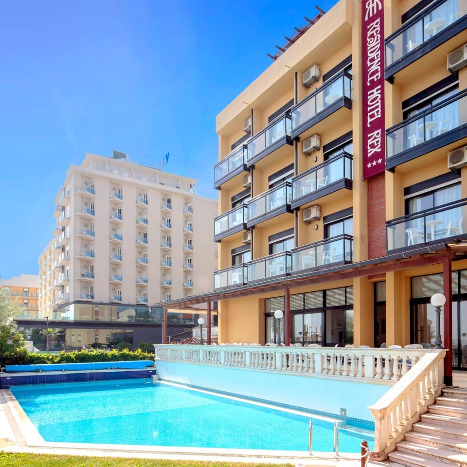 Property building, Garden, Swimming pool