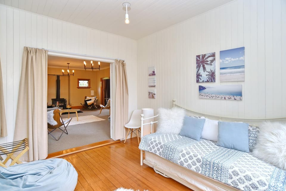Bed, Solarium, Seating area