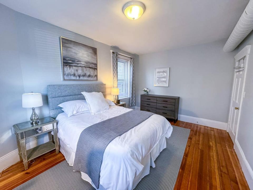 Spacious 3Bed, 2Bath, Near Hospitals & Transports Apartment in Brookline