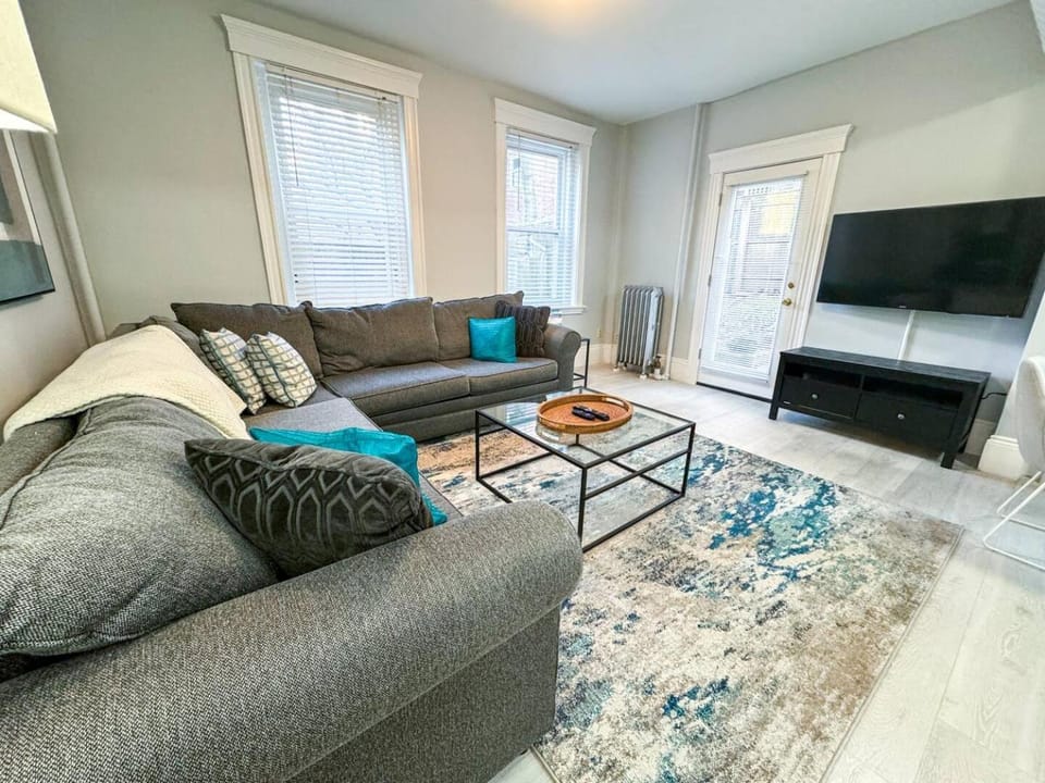 Spacious 3Bed, 2Bath, Near Hospitals & Transports Apartment in Brookline
