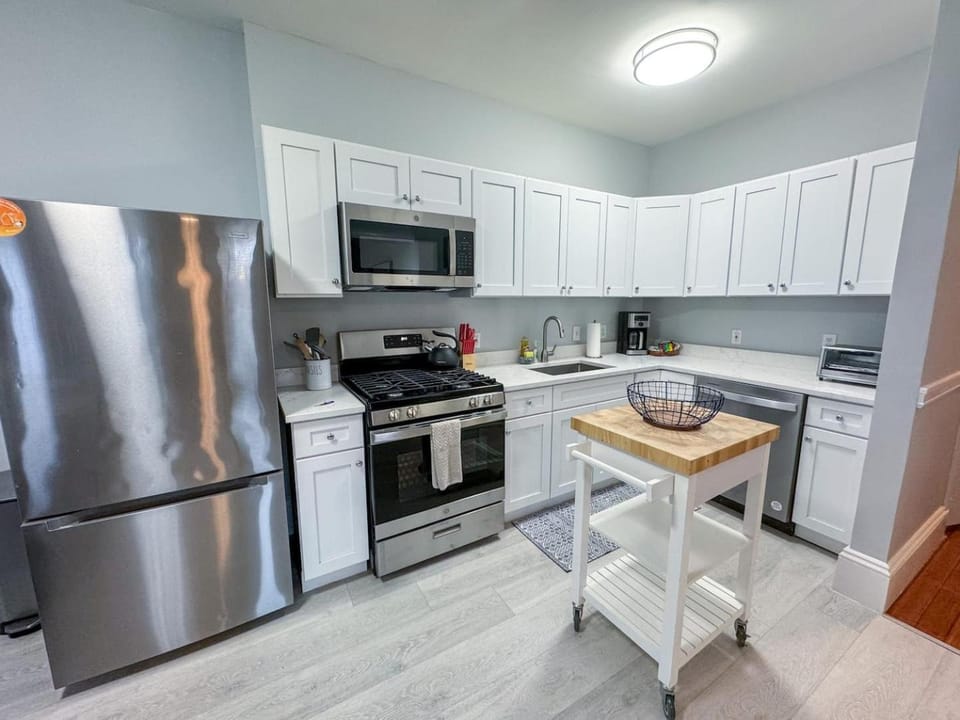 Spacious 3Bed, 2Bath, Near Hospitals & Transports Apartment in Brookline