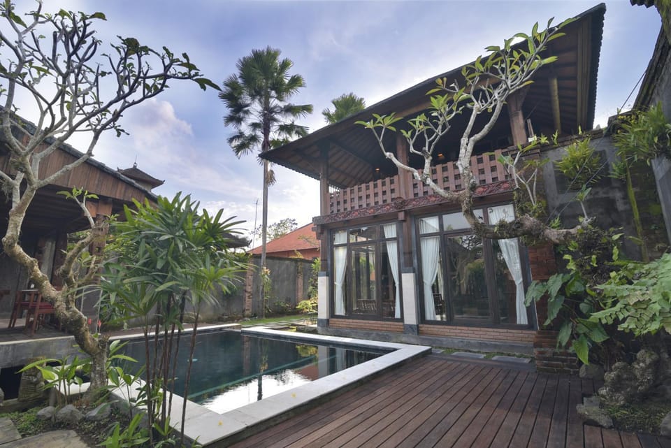 View (from property/room), Decorative detail, On site, Pool view