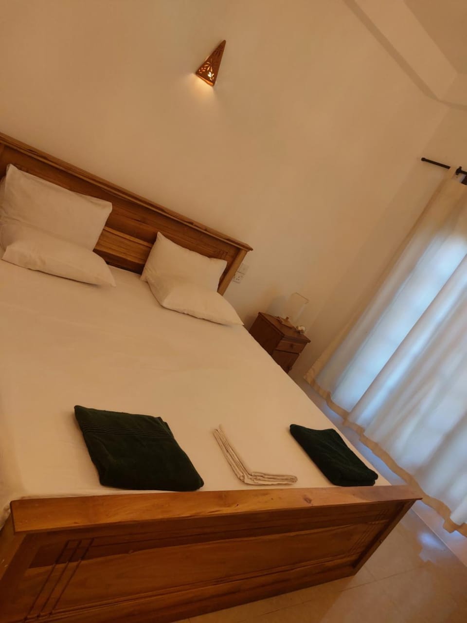 Bed, Bedroom, towels