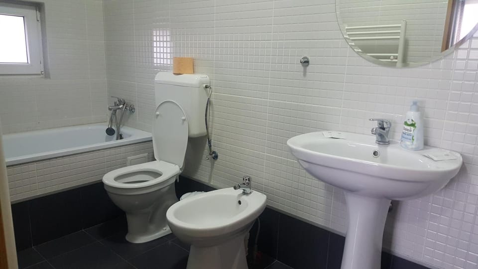 Shower, Toilet, Bathroom, Bath, bidet, towels, Internal: Not applicable to any particular room
