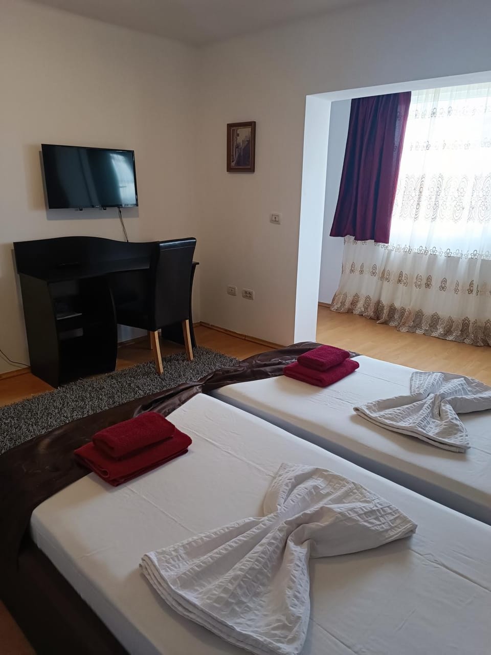 Bed, TV and multimedia, Photo of the whole room, towels