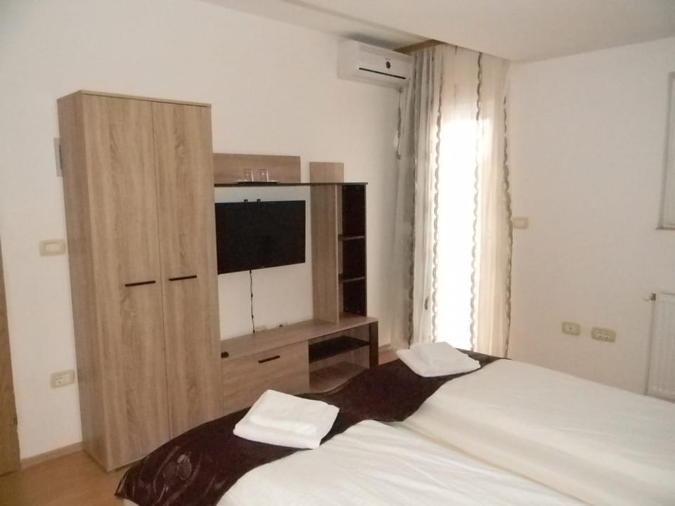 Bed, TV and multimedia, Bedroom, wardrobe, air conditioner