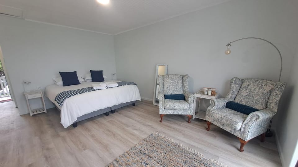 Bed, Photo of the whole room, Seating area, Bedroom