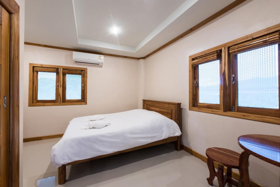 Bed, Photo of the whole room, Bedroom, air conditioner