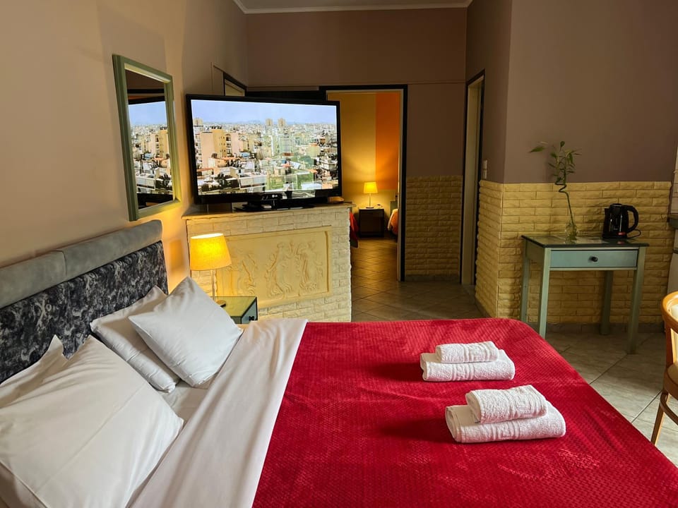 Bed, TV and multimedia, Photo of the whole room, Bedroom, towels
