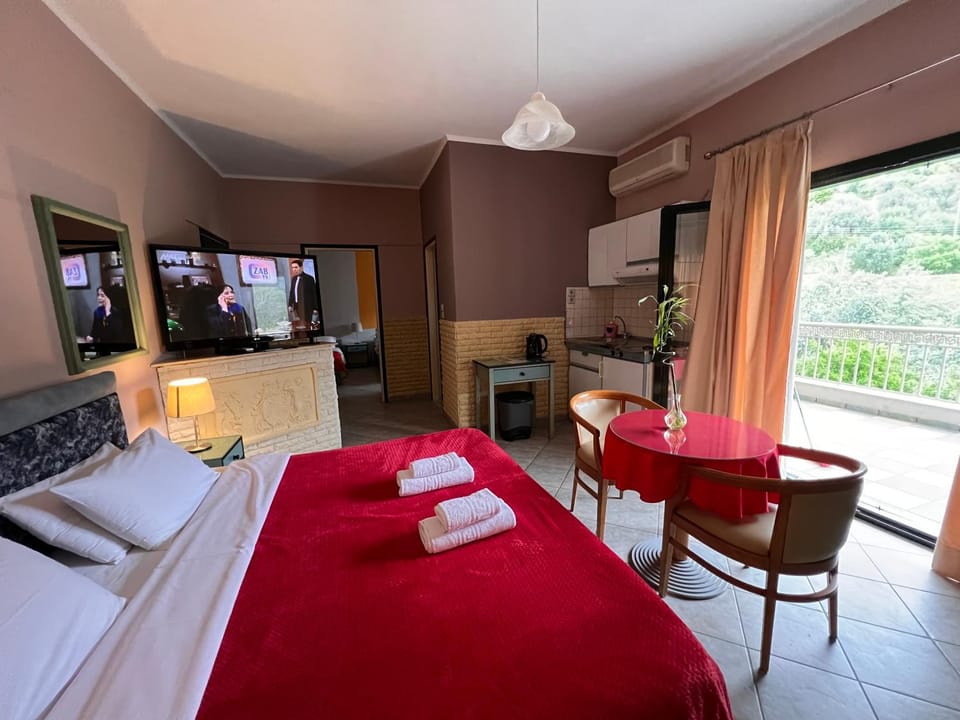Bed, TV and multimedia, Kitchen or kitchenette, Photo of the whole room, Seating area, Bedroom, towels