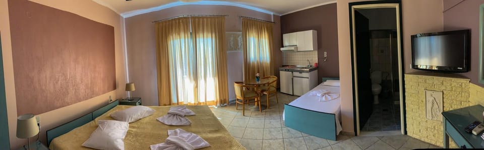 Bed, Bathroom, TV and multimedia, View (from property/room), View (from property/room), Balcony/Terrace, Kitchen or kitchenette, Photo of the whole room, Decorative detail, Decorative detail, Seating area, Landmark view, Landmark view, River view, River view