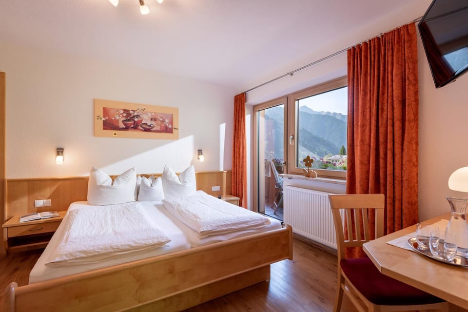 Bed, TV and multimedia, Photo of the whole room, Bedroom, Mountain view