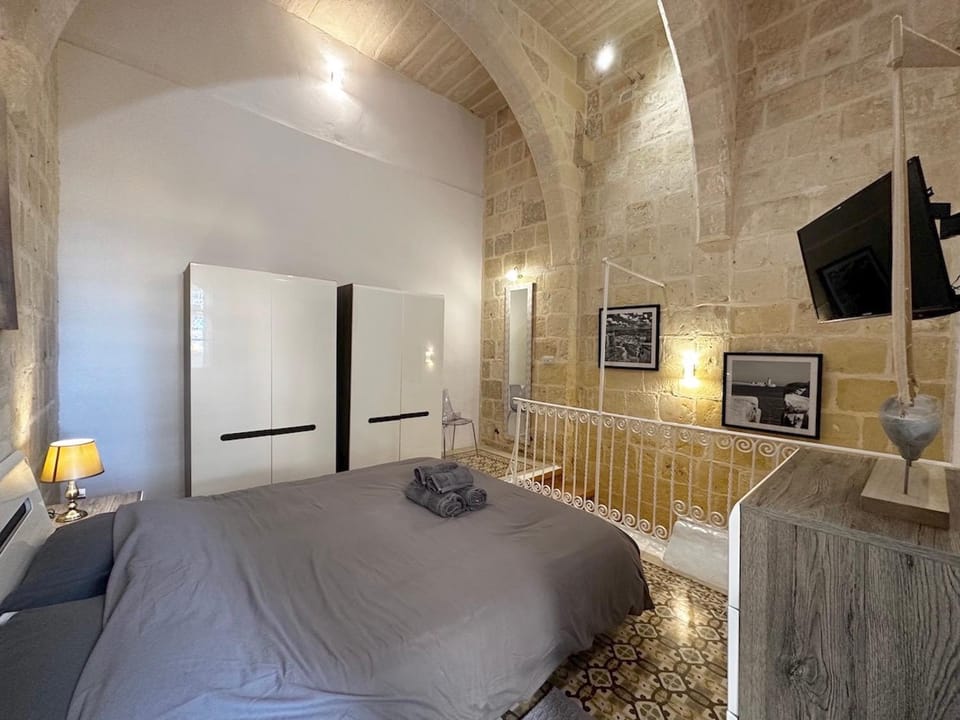 Bed, TV and multimedia, Photo of the whole room, Bedroom