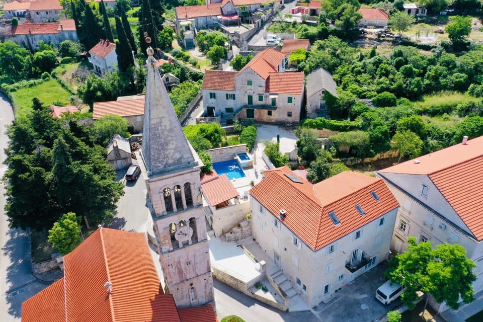 Neighbourhood, Street view, Swimming pool