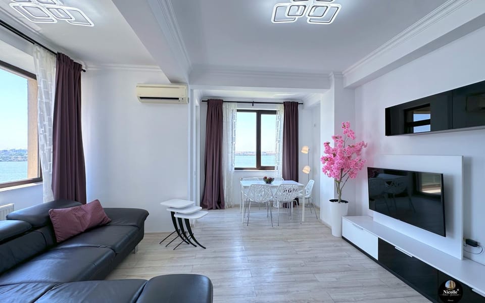 Communal lounge/ TV room, TV and multimedia, Living room, Seating area, Dining area, Sea view, Family, air conditioner