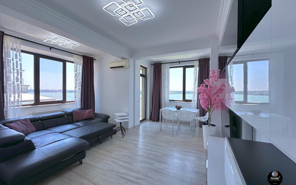 Bed, TV and multimedia, Living room, Photo of the whole room, Seating area, Dining area, Lake view, Family, air conditioner